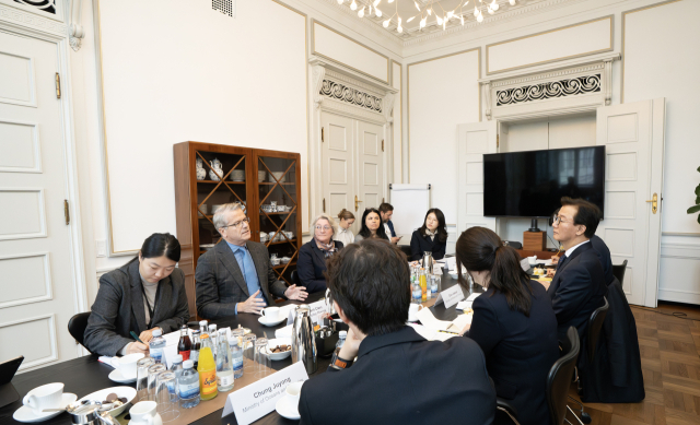 덴마크 코펜하겐을 방문한 전재수 해양수산부 장관이 빈센트 클레르크 머스크 CEO와 대화를 나누고 있다. 해수부 제공