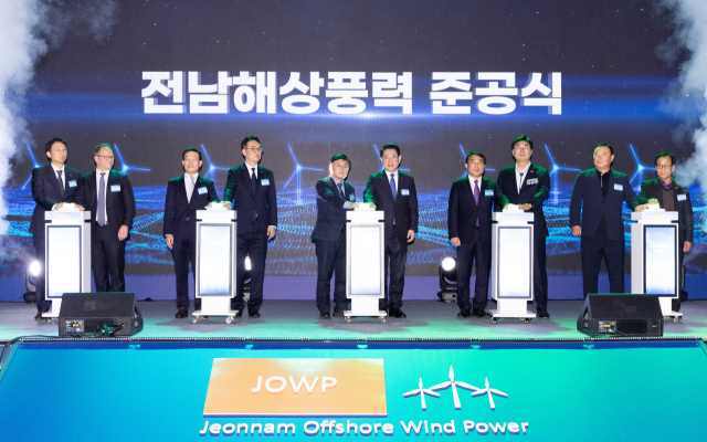 김성환 기후에너지환경부 장관이 11일 전남 신안군 라마다프라자 호텔에서 열린‘전남 해상풍력 1단지 준공식’에서 참석자들과 준공 세리머니를 하고 있다.기후부 제공