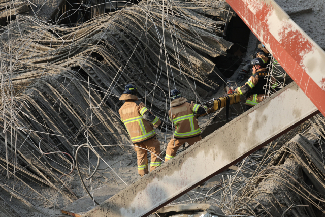 11일 광주 서구 광주대표도서관 공사현장에서 철골 구조물이 붕괴돼 구조대가 매몰 작업자 구조 활동을 하고 있다.연합뉴스