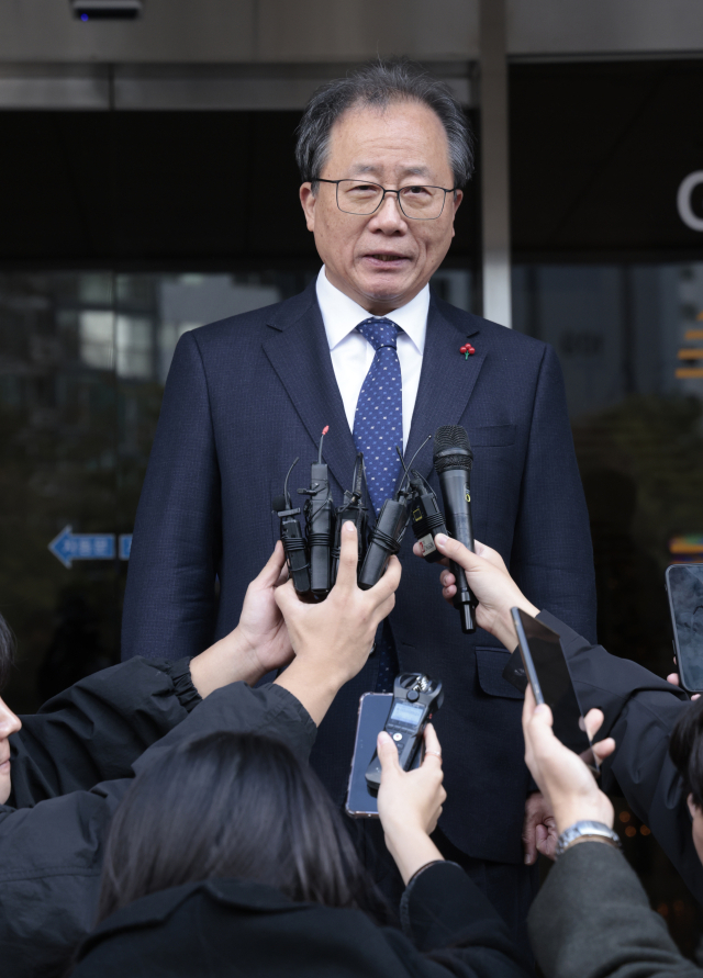 전교조 통일학교 해직 교사들을 특별 채용하도록 지시한 혐의로 기소돼 1심에서 징역 8개월에 집행유예 2년을 선고받은 김석준 부산교육감이 12일 부산 연제구 부산지법 법정을 나서며 입장을 밝히고 있다.정대현 기자 j