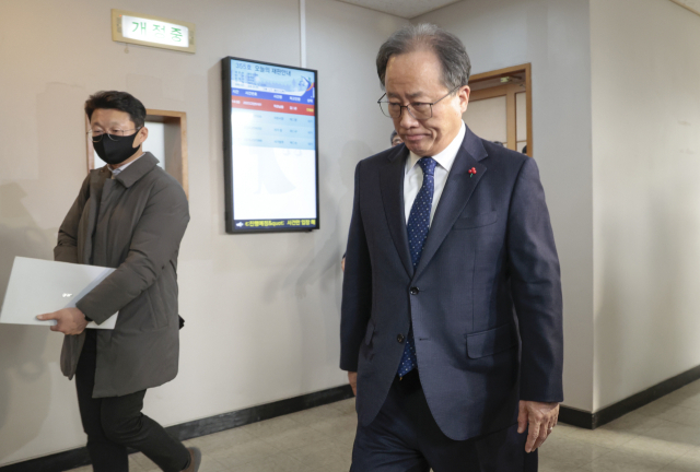 전교조 통일학교 해직 교사들을 특별 채용하도록 지시한 혐의로 기소돼 1심에서 징역 8개월에 집행유예 2년을 선고받은 김석준 부산교육감이 12일 부산 연제구 부산지법 법정을 나서고 있다.정대현 기자 jhyun@