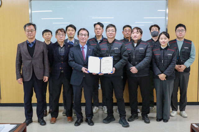 울산항만공사(UP)는 울산항만공사 노동조합과 ‘2025년도 임금협약 및 청원경찰 단체협약’을 체결하며 18년 연속 무분규 기록을 이어가게 됐다고 16일 밝혔다. UPA 제공