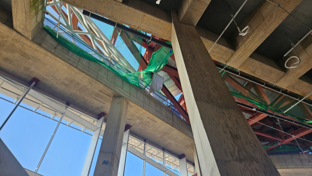 17일 오전 9시 10분께 부산 중구 오페라하우스 건설 현장에서 40대 남성 A 씨가 지붕 층을 작업하던 중 추락해 숨졌다.부산 중부경찰서 제공