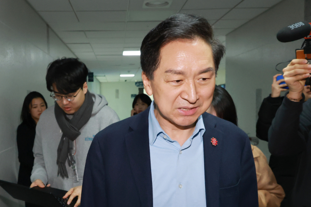 김건희특검이 '로저비비에 클러치백 수수 의혹'과 관련해 국민의힘 김기현 의원실과 자택 등에 대해 압수수색에 착수한 17일 국회의원회관 내 사무실에 김 의원이 도착하고 있다.연합뉴스