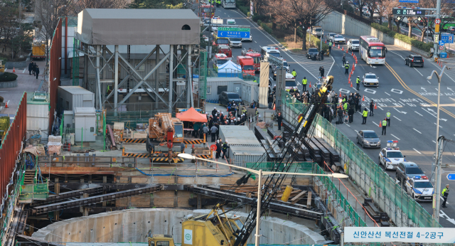18일 서울 여의도역 신안산선 공사 현장에서 철근이 무너져 노동자 7명이 매몰되는 사고가 발생했다.이날 사고로 작업자 1명이 심정지 상태로 이송됐으며 2명이 경상을 입었다.사진은 이날 사고 현장 모습.연합뉴스