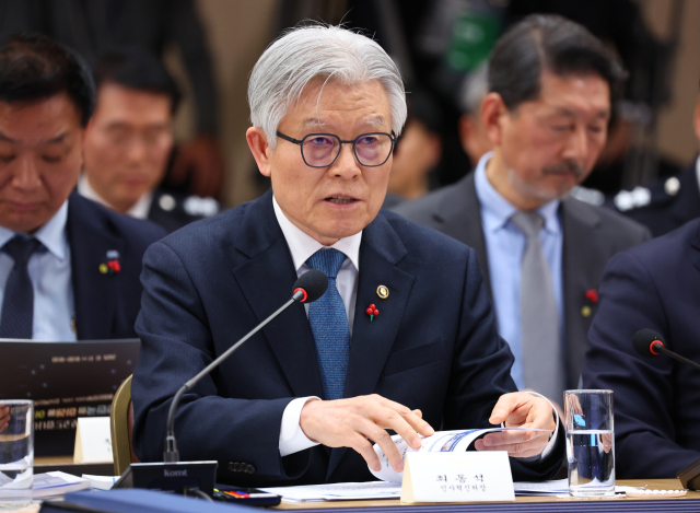 최동석 인사혁신처장이 17일 정부세종컨벤션센터에서 이재명 대통령에게 업무보고를 하고 있다.연합뉴스