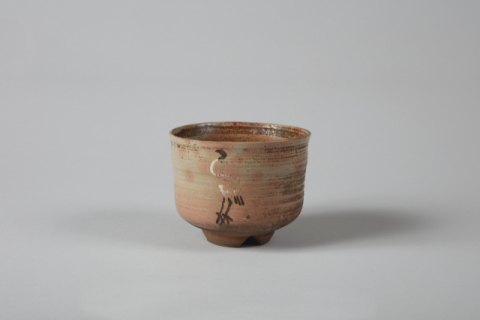 부산요에서 일본 측 요청으로 제작된 주문다완의 대표적 사례인 고혼다찌쯔루차완(御本立鶴茶碗). 부산박물관 제공