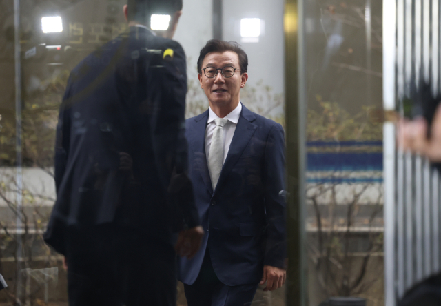 전재수 전 해양수산부 장관이 19일 통일교 측으로부터 현금 등을 받은 혐의로 서울 서대문구 경찰청에 피의자 신분으로 출석하고 있다.연합뉴스