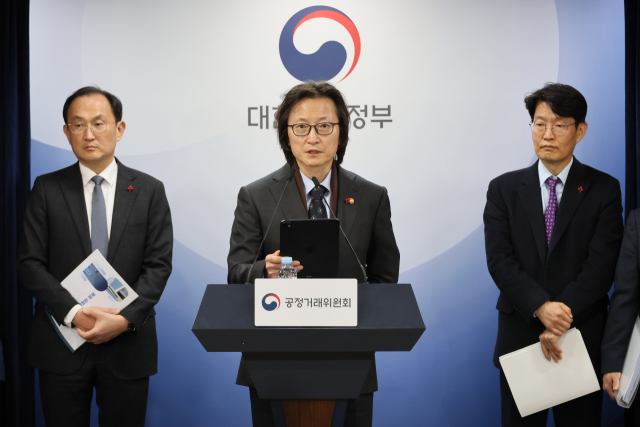 주병기 공정거래위원장(가운데)이 19일 서울 종로구 정부서울청사에서 대통령 업무보고 사후 브리핑을 하고 있다.연합뉴스