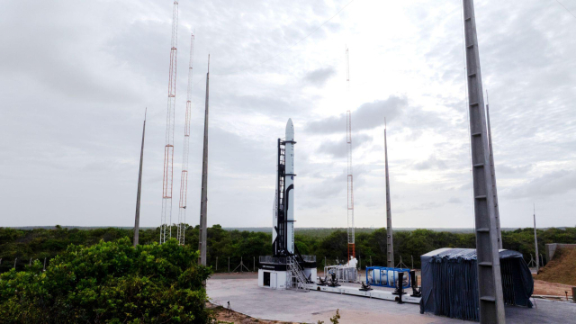 20일 오전 9시 30분 민간 우주발사체 기업 이노스페이스의 첫 상업 우주발사체 '한빛-나노'가 기립을 완료하고 추진제 충전을 시작하고 있다.연합뉴스