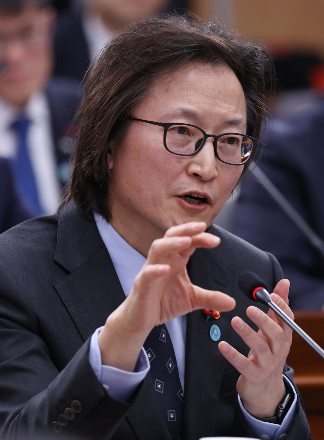 주병기 공정거래위원장이 지난 19일 정부서울청사 별관에서 열린 금융위원회·공정거래위원회 업무보고에서 이재명 대통령의 질문에 답하고 있다.연합뉴스