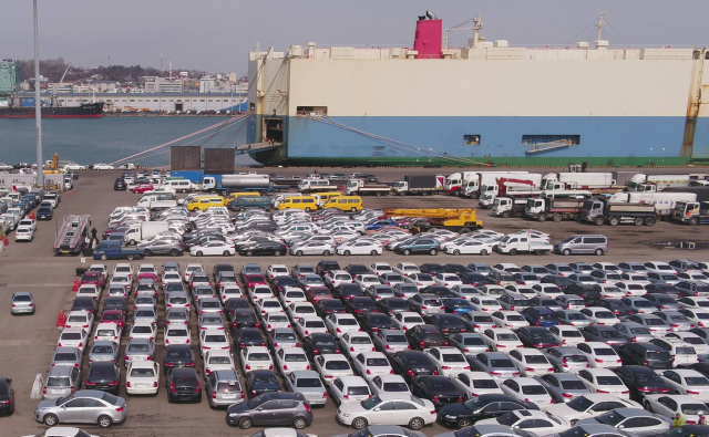 인천항에서 중고차를 선적중인 모습.인천항만공사 제공