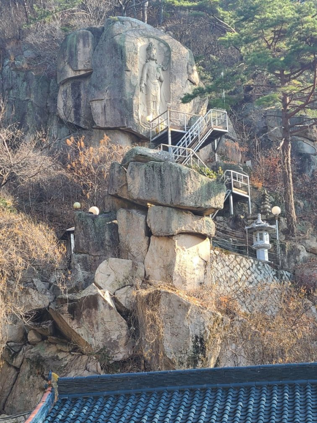 낙석 위험이 제기되는 부산 동래구 금강대 옥불사 공개바위.독자 제공