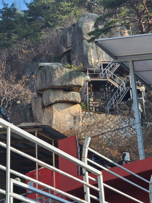 낙석 위험이 제기되는 부산 동래구 금강대 옥불사 공개바위.독자 제공