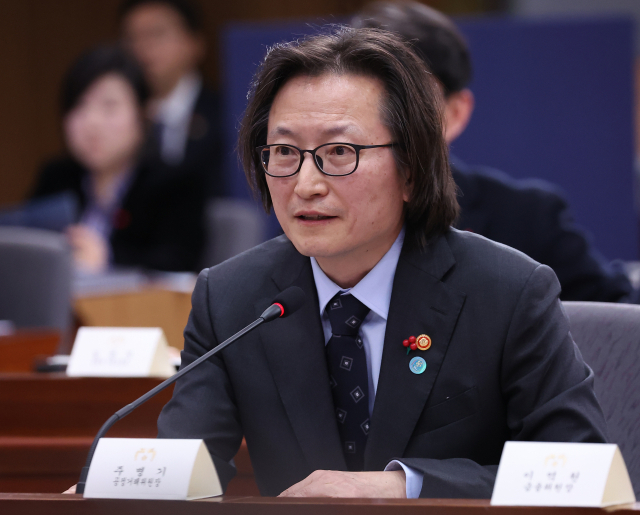 주병기 공정거래위원장이 지난 19일 정부서울청사 별관에서 열린 금융위원회·공정거래위원회 업무보고에서 이재명 대통령의 질문에 답하고 있다.연합뉴스