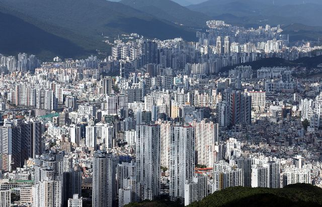 부산 황령산 전망대에서 바라본 부산 연제구와 동래구 일대.정종회 기자 jjh@ 2024.10.10 부산일보DB