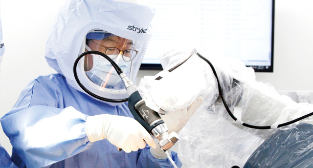 인공관절의 내구성과 로봇수술의 정확도가 크게 향상되면서 퇴행성 무릎관절염 수술을 최대한 늦추는 것이 좋다는 말은 더이상 맞지 않다.사진은 정일권 병원장의 로봇수술 모습.센트럴병원 제공