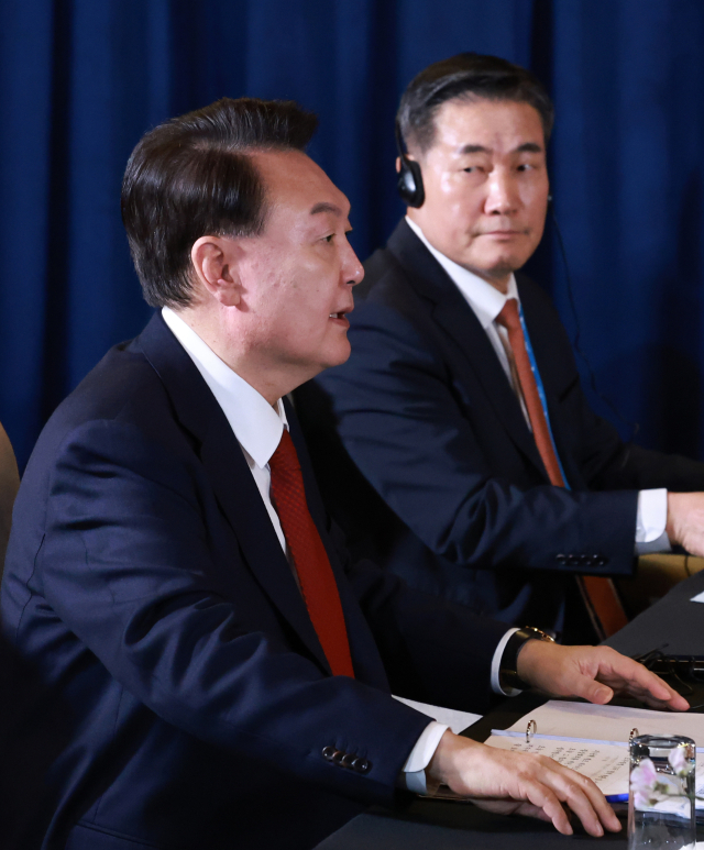 윤석열 전 대통령(왼쪽)과 신원식 전 국가안보실장.연합뉴스