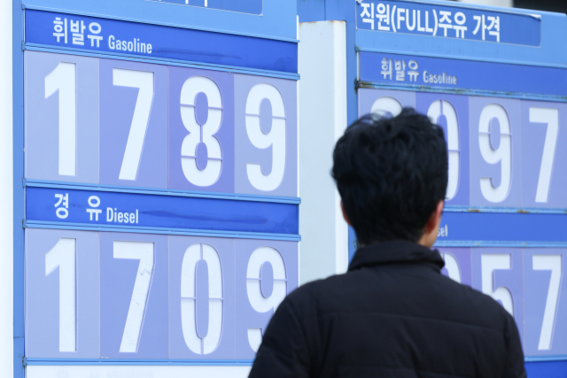 정부는 물가 안정 및 민생 회복 지원을 위해 이달 말 종료 예정인 유류세 인하 조치를 2개월 연장한다고 24일 밝혔다.유류세는 현재 휘발유 7%,경유·액화석유가스(LPG)부탄은 10% 인하 적용되고 있는데 내년 