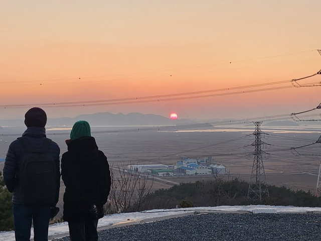 왜목마을 해수욕장 인근의 석문산 정상에서 바로보는 일몰.
