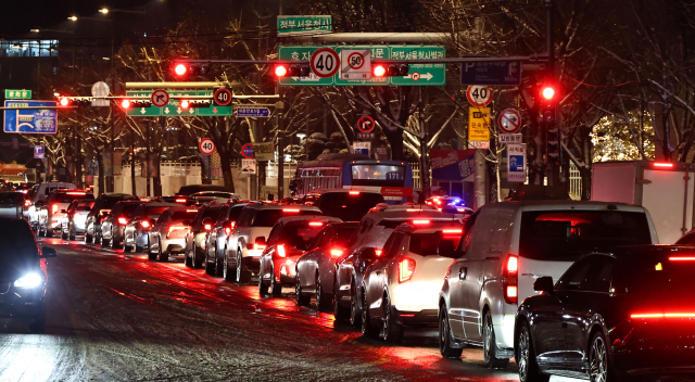 지난 4일 서울 종로구 경복궁역 인근에서 차량이 빙판길에 정체된 모습.연합뉴스