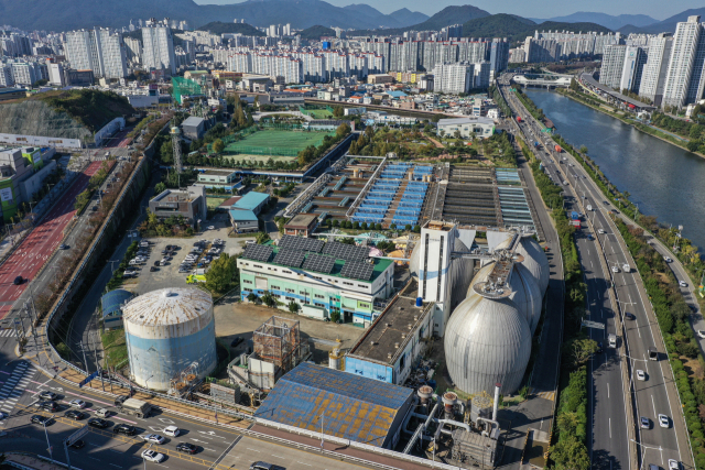 부산 수영하수처리장과 일대 전경.부산일보 DB