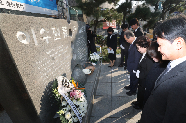 일본 유학 중 지하철에 떨어진 일본인을 구하려다 숨진 의인 이수현을 기리는 추모식이 29일 부산 금정구 내성고등학교에서 열렸다.참석자들이 추모비 앞에서 묵념하고 있다.이재찬 기자 chan@
