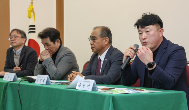 국립공원 금정산 거버넌스 미래 콘퍼런스가 29일 부산 동구 부산일보사 소강당에서 열렸다. 최송현 부산대 교수, 이청산 한국민예총 전 이사장, 이정실 부산관광공사 사장, 옥창민 부산시 낙동강미래기획단장이 토론을 하고 