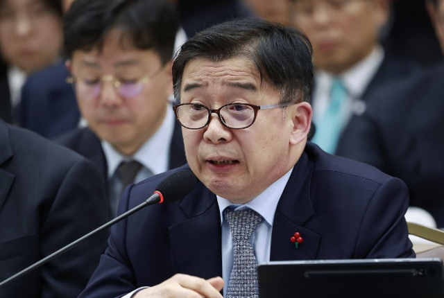 유철환 국민권익위원장. 연합뉴스