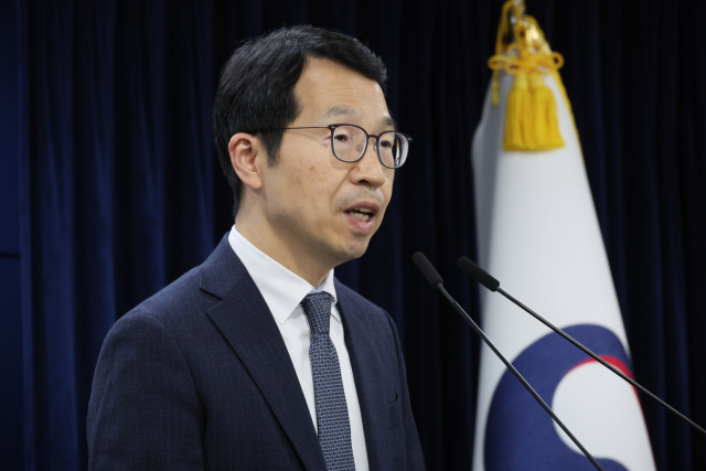 김태현 의사인력수급추계위원장이 30일 서울 종로구 정부서울청사에서 제12차 의사인력 수급추계위원회 회의 결과를 발표하고 있다.연합뉴스