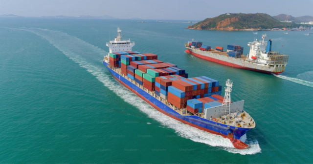 남해안 어디라고 해도 낯설지 않은 이곳은 북극해 노바야제믈랴 근처 해상이다.유빙 없는 9월 중국 뉴뉴쉬핑 소속 두 선박이 유유히 랑데뷰하고 있다.올 여름 한국 시범운항선도 이 뱃길을 지날 예정이다.스캔드아시아 