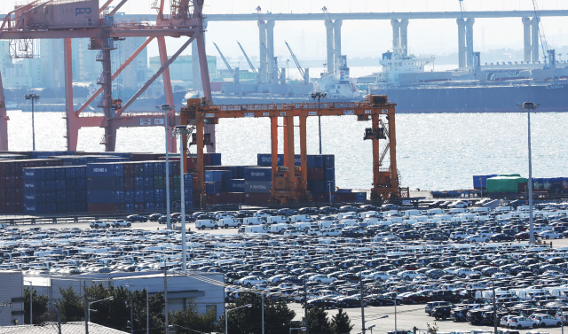 미국 관세 등 악조건 속에서도 지난해 한국의 수출이 사상 처음 7000억 달러를 넘기며 역대 최대 실적을 기록했다.사진은 1일 경기도 평택항에 수출용 자동차가 세워져 있는 모습.연합뉴스
