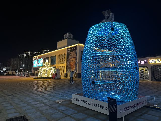 부산 동구문화플랫폼 앞마당에 불을 밝힌 한원석 작가의 작품 ‘환영’(環影, Void Circle) 2025. 김은영 기자 key66@