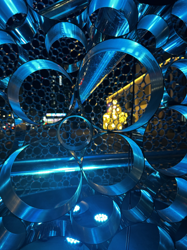 부산 동구문화플랫폼 앞마당에 불을 밝힌 한원석 작가의 작품 ‘환영’(環影, Void Circle) 2025. 김은영 기자 key66@