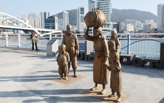 부산 중구 유라리광장에 조성된‘피란수도광장’의 조형물.부경근대사료연구소 제공·부산일보DB