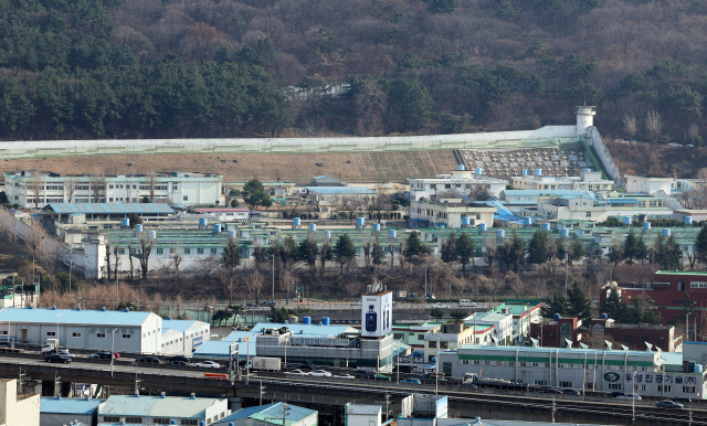 지난해 9월 미결수 사망 사건이 발생한 부산 사상구 주례동 부산구치소 전경.정종회 기자 jjh@