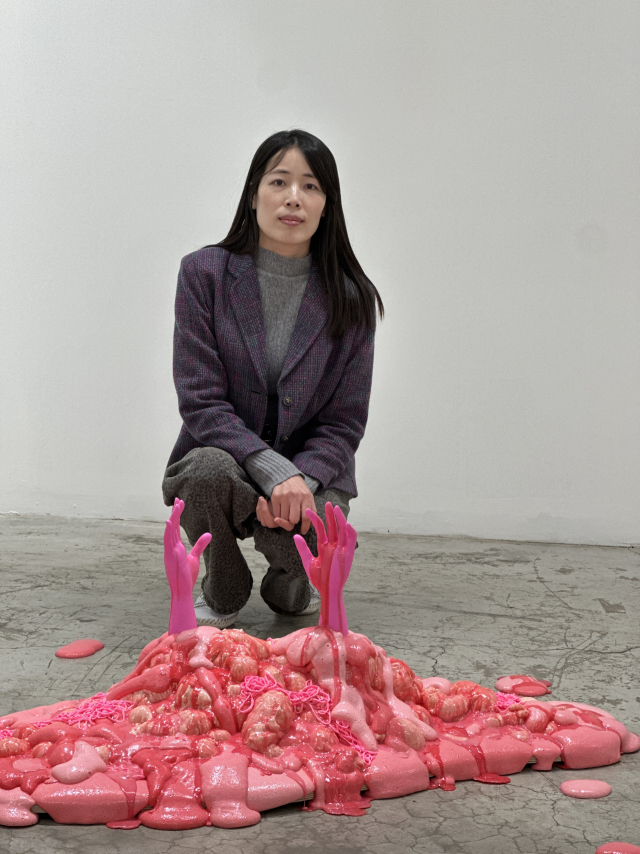 ‘Dopamine Farm’(도파민 농장) 전시장에서 포즈를 취한 정지숙 작가. 김은영 기자 key66@