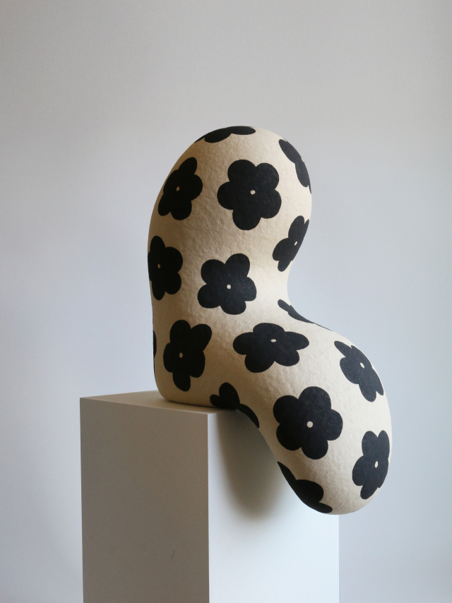 정지숙, 흐르는 덩어리, Clay, 2025. 갤러리 플레이리스트 제공