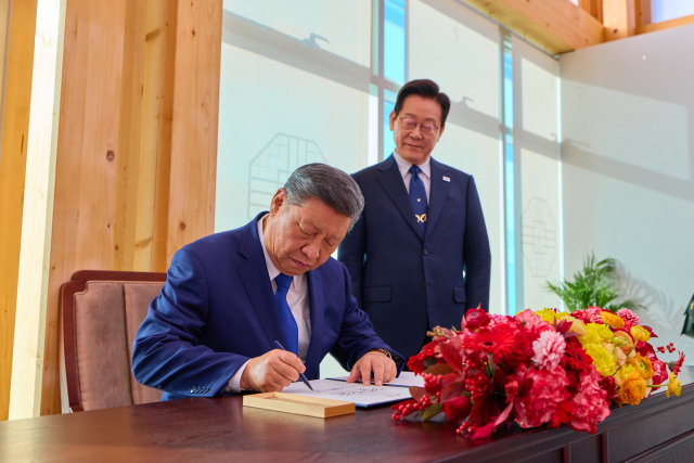 시진핑 중국 국가주석이 지난해 11월 1일 경북 국립경주박물관에서 열린 공식 환영행사에서 방명록을 작성하고 있다. 연합뉴스