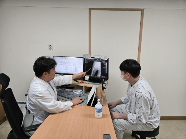 노년층은 골밀도가 감소돼 가벼운 낙상에도 고관절 골절이나 척추 압박골절,손목 골절 등 심각한 손상으로 이어질 우려가 크다.인창요양병원 재활의학과 김영동 과장은 '낙상 사고가 발생했다면 바로 일어나려 하지 말고 통