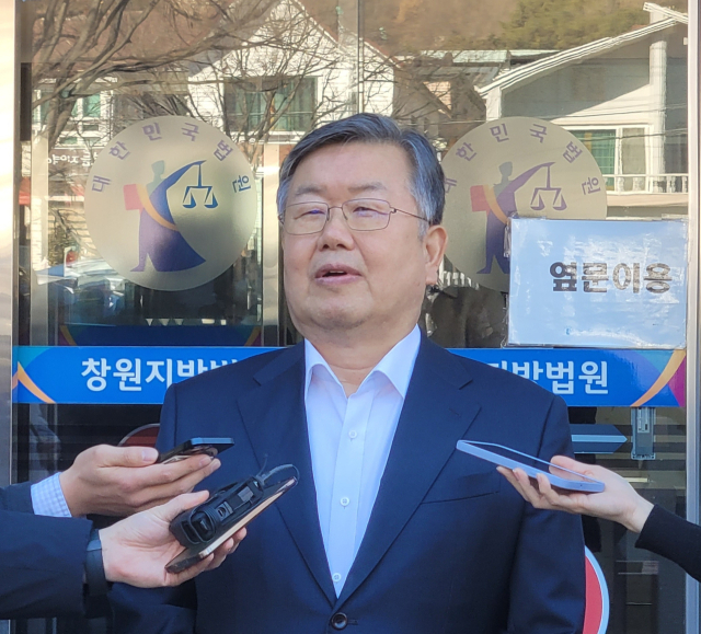 뇌물수수 혐의로 재판에 넘겨져 무죄를 선고받은 박일호 전 밀양시장이 8일 창원지법 앞에서 취재진과 질의응답을 하고 있다.강대한 기자