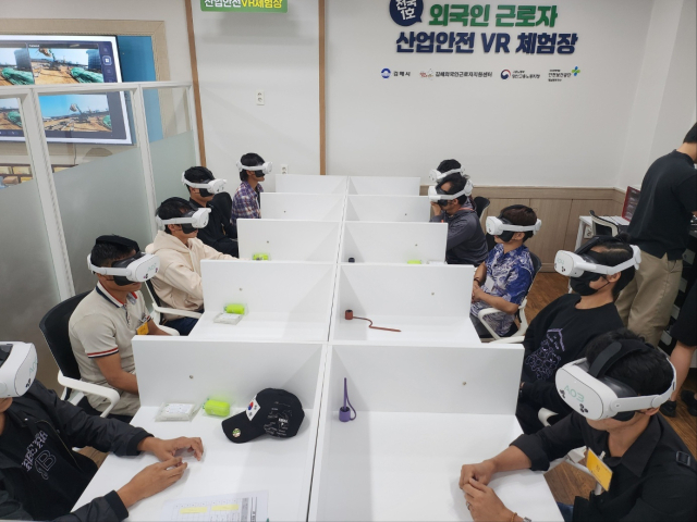 경남 김해외국인근로자지원센터는 언어 장벽이 높은 외국인 근로자들에게 실질적인 재해 예방 교육을 제공할 수 있도록 전국 최초로‘상설 산업안전 VR(가상현실) 체험교육장’을 도입해 눈길을 끈다.김해시 제공