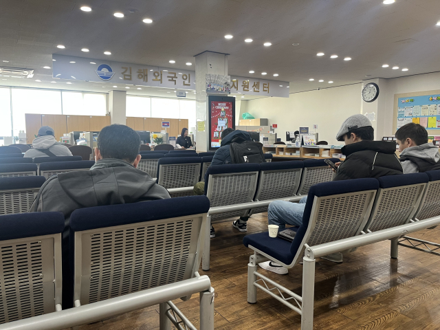민원 상담을 위해 김해외국인근로자지원센터를 찾은 외국인들.이경민 기자