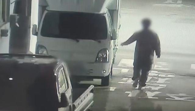 지난 6일 야간에 울산시 남구의 한 노상에서 차량털이 피의자 A 씨가 주차된 화물차에 접근해 문이 잠겼는지 확인하고 있다.울산시 남구 CCTV 관제센터는 이 장면을 실시간으로 포착해 112에 신고했으며,경찰은 현