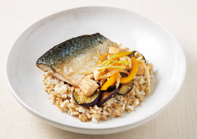 고등어 가지 덮밥.맛과 영양 면에서 저녁 한 끼 식사로 충분하다.리스컴 제공