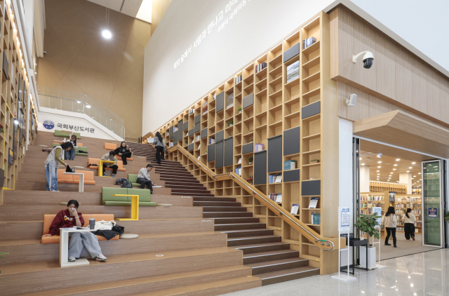 국회부산도서관 1층과 2층을 연결하는 '책 읽는 계단' 모습. 중고등학생 이용객들에게 인기가 높다. 정대현 기자 jhyun@
