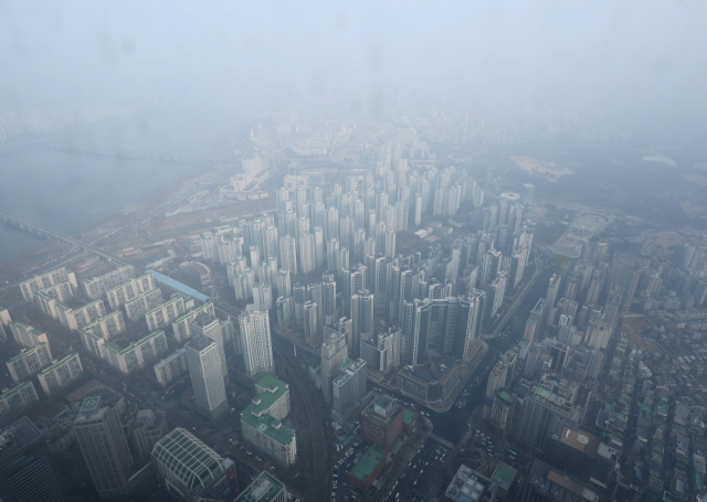 서울 송파구 롯데월드타워에서 바라본 한강변 아파트 단지.연합뉴스