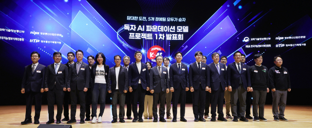 배경훈 부총리 겸 과학기술정보통신부 장관,임문영 국가인공지능전략위원회 부위원장,하정우 AI미래기획수석비서관 등이 지난해 30일 오후 서울 강남구 코엑스에서 열린 '독자 AI 파운데이션 모델' 프로젝트 1차 발표회