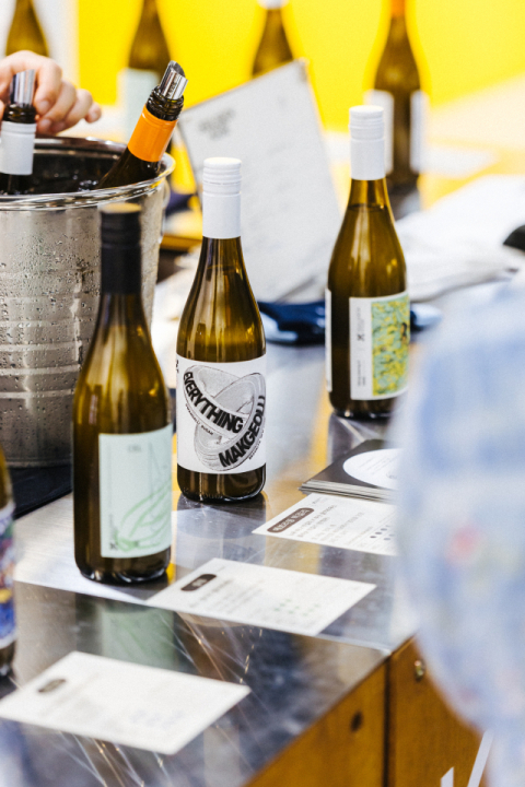 글로벌 시대를 맞아 부산 술은 세계를 부산 사람으로 묶는 역할을 하고 있다.사진은‘꿀꺽하우스’가 미국 양조장과 협업해서 만든‘에브리띵 막걸리’를 비롯한 라인업.꿀꺽하우스 제공