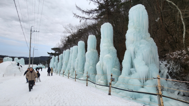 가로수처럼 서 있는 얼음기둥이 든든함을 준다.